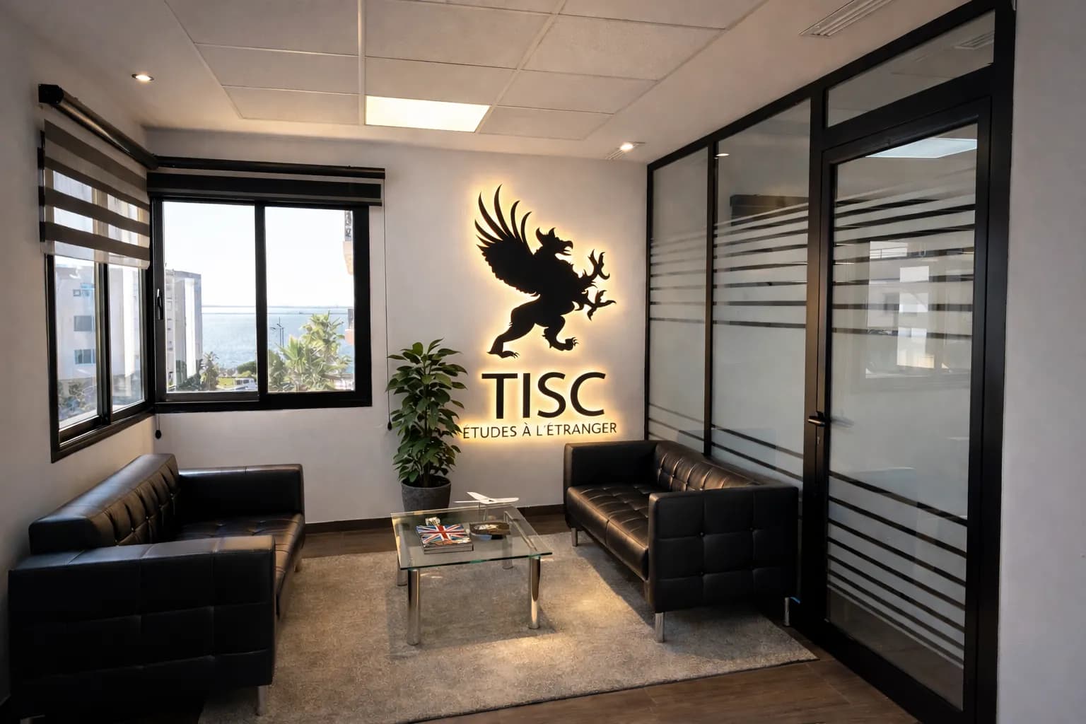 Espace d'accueil de TISC avec le logo lumineux au mur
