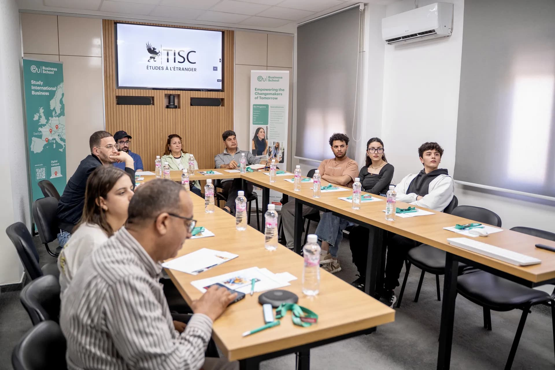 Séminaire TISC en salle de conférence avec un groupe d’étudiants